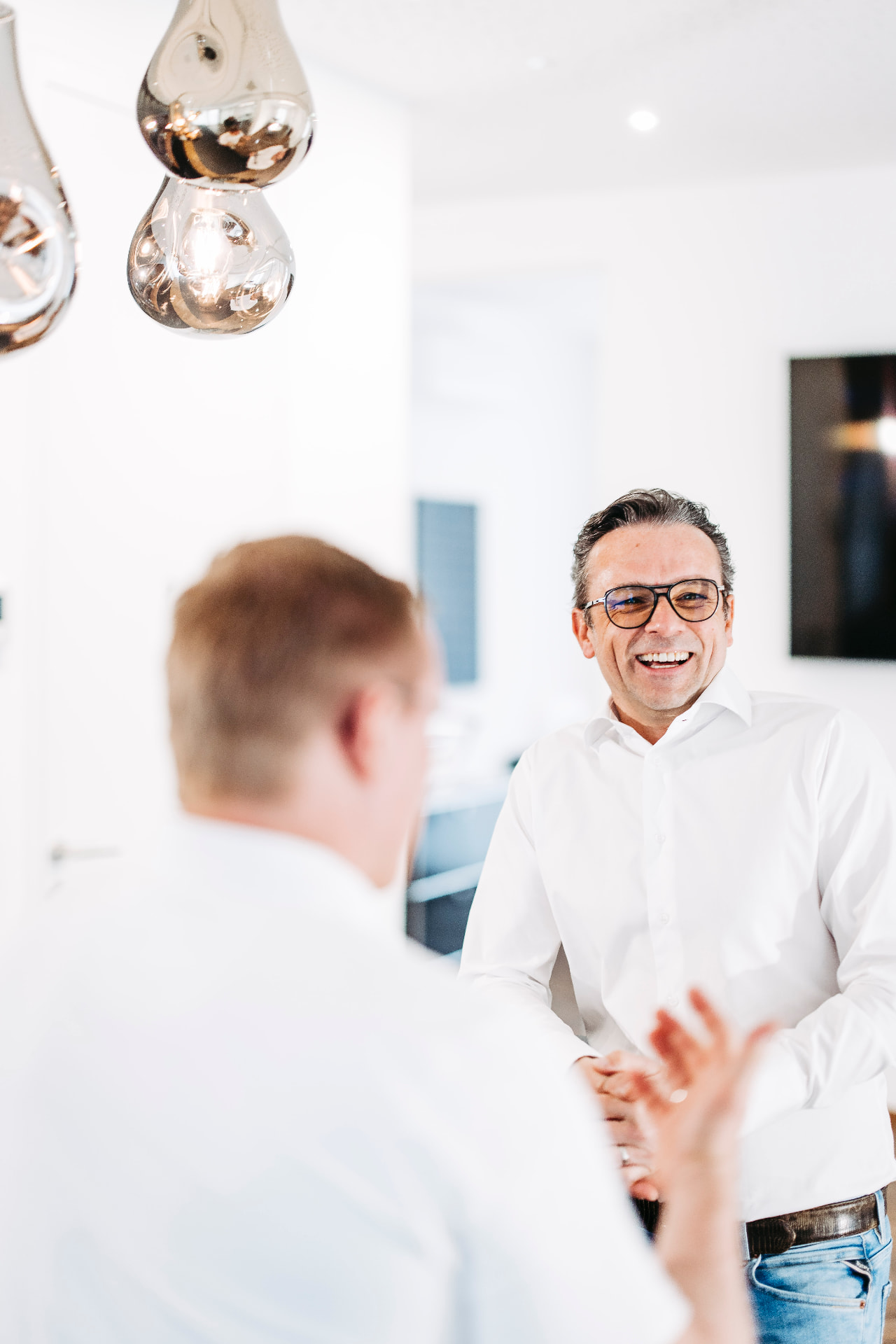 Zufriedener Kunde der Unterlinden 21 Immobilien GmbH im Gespräch mit KOEB Finanz