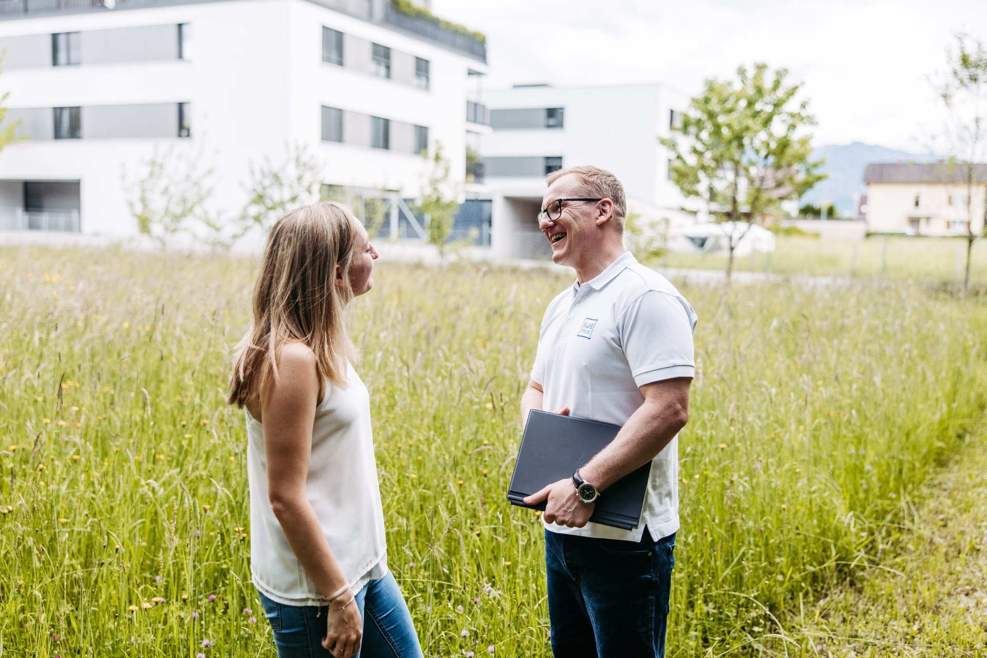 Jochen Köb im persönlichen Beratungsgespräch vor einem Wohnprojekt in Vorarlberg