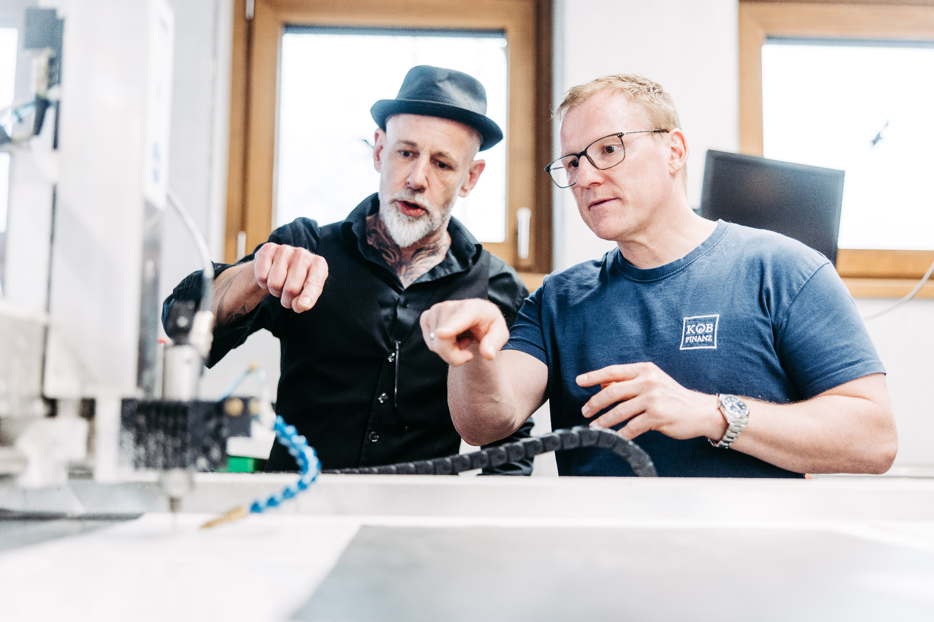 Martin Stocker und Jochen Köb von KOEB Finanz an der Modellbau-Maschine