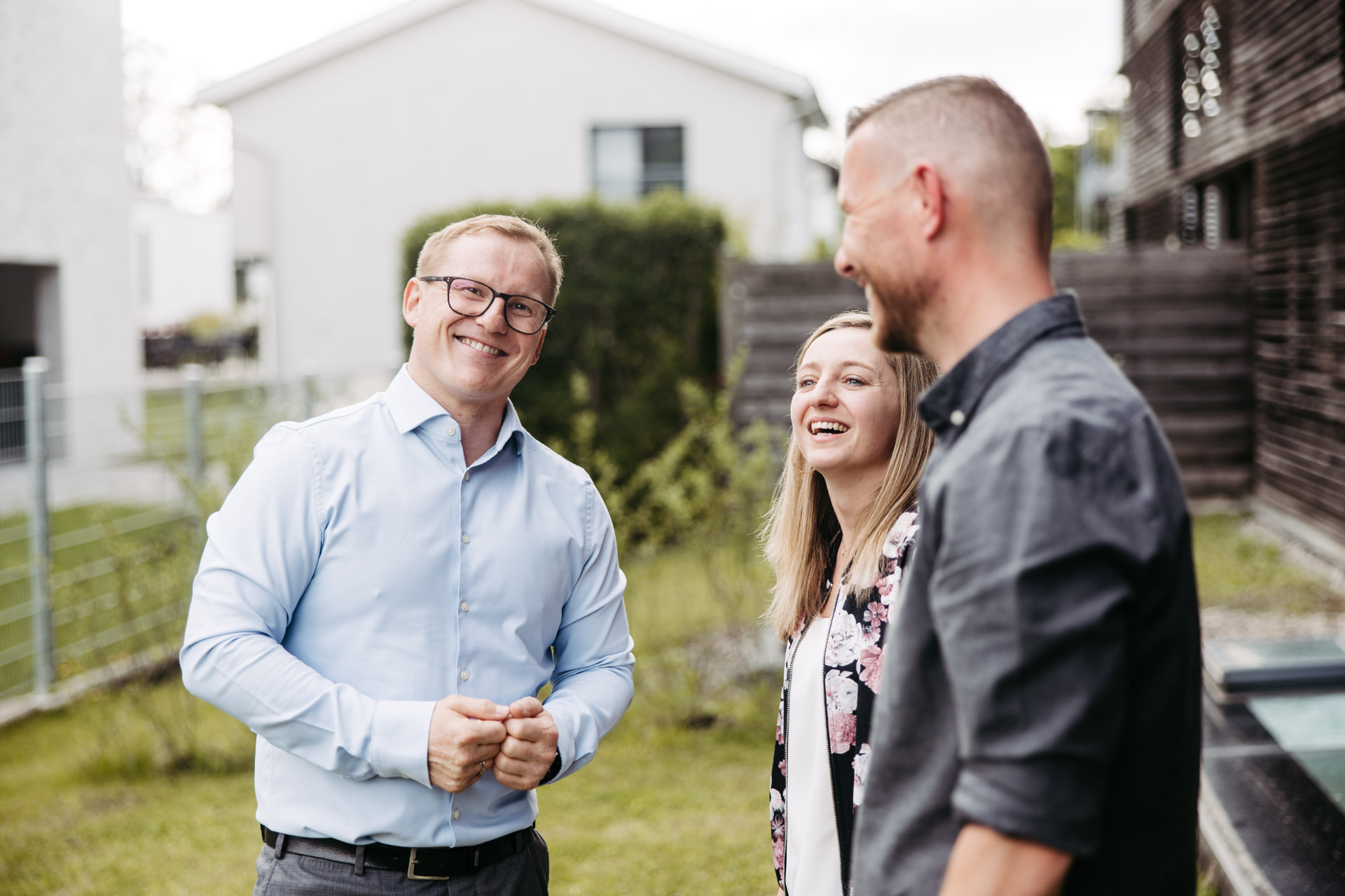 Beratungsgespräch von KOEB Finanz im Freien