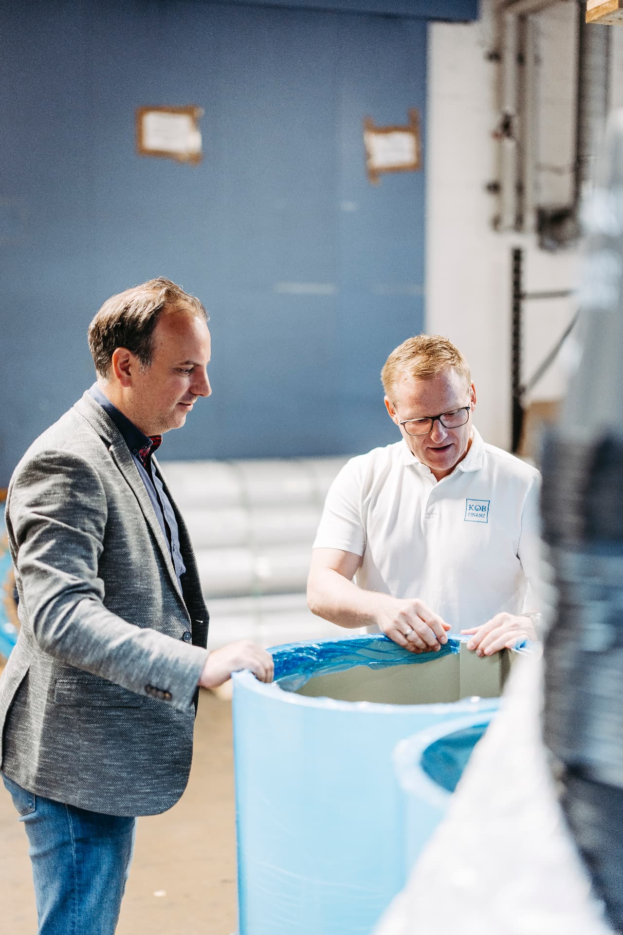 Jochen Köb von KOEB Finanz bei der Begutachtung von Amann-Dachmaterial